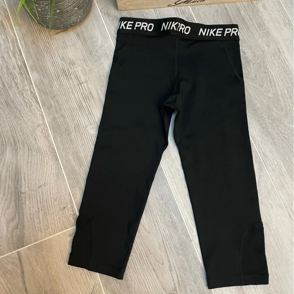 Nike Pro Womens Small Black Dri FIT Cropped Leggings Capri Tights Swoosh EUC